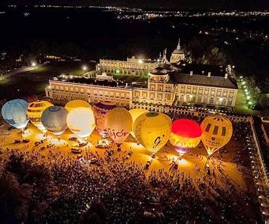 noche-magica-globos-aranjuez-2025-cirros Noche Mágica del Festival de Globos de Aranjuez 2025 con globos aerostáticos iluminados frente al Palacio Real