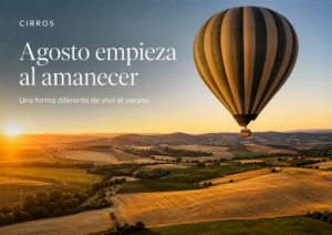 Vuelo en globo en agosto durante el amanecer sobre un paisaje de verano